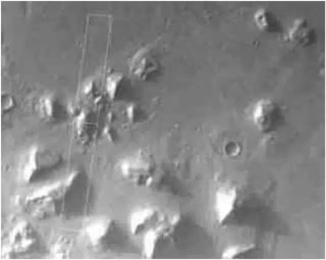 Regione di Cydonia, dove sono identificabili la Piramidi in basso ed il Volto, Viking 1, 1976 (Nasa)